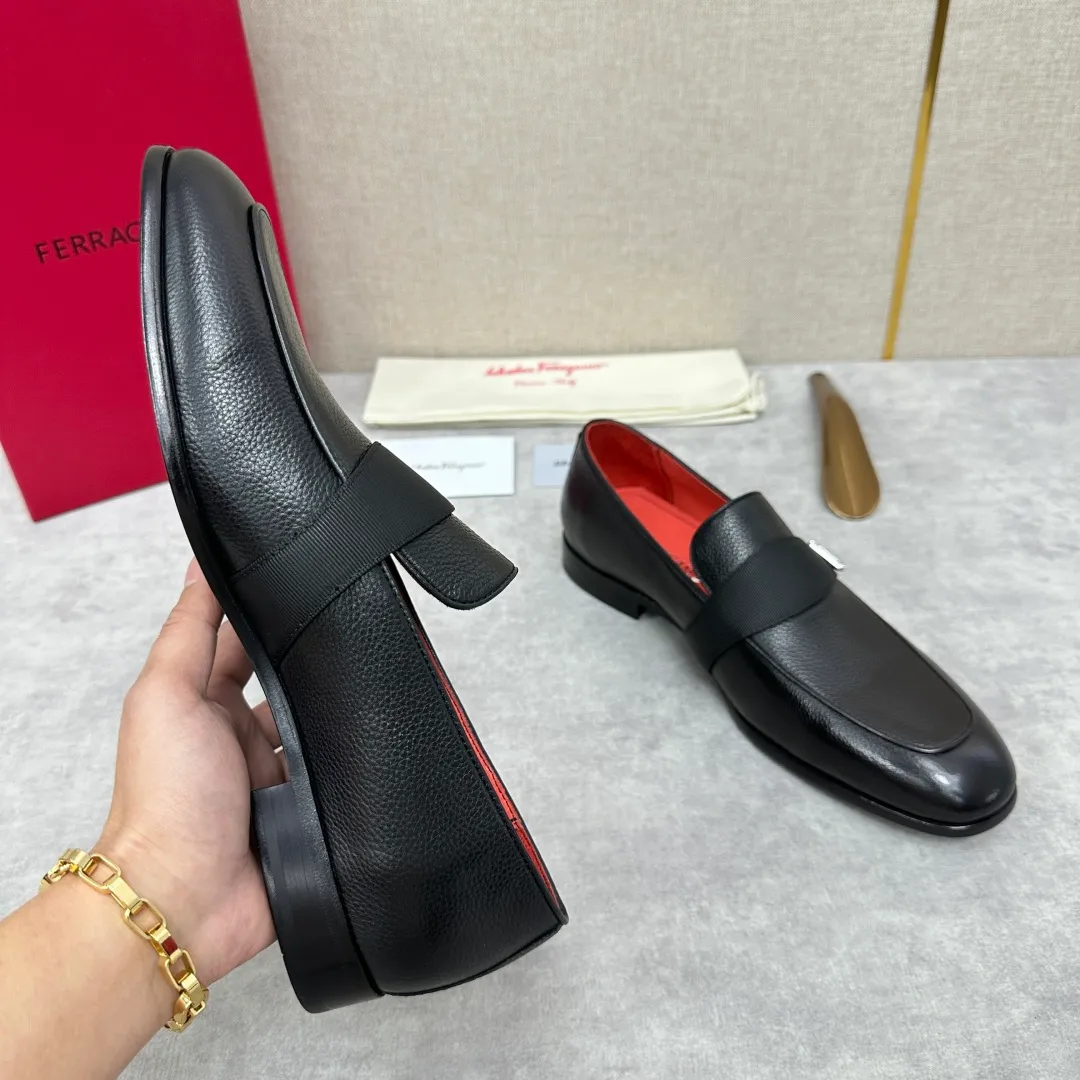 [Ferragamo] Top P: 960💰 Number of yards: 39~44 (38.45.46. Custom-made, non-refundable) Ferragamo** counters synchronize new models of men's loafers that can be worn casually or formally. The classic shape embodies the fashionable charm of formal wear, and the newly designed proportions are more modern. These loafers are made of imported open-edge beaded cowhide/fine calfskin/cow suede material. The upper is decorated with webbing, and the side is privately molded with silver Gancini buckles. The double stitching details add to the fashionable charm. Adopting a special "Original" structure and going through multiple processes, the soles are almost entirely handmade. Unique processing technology demonstrates exquisite craftsmanship. The original privately modeled genuine leather outsole is paired with a personalized rubber backing. It is comfortable, non-slip and wear-resistant. It can be worn as a slip-on. Exquisite hand-stitching. The workmanship is as fine as that of a store. The original color calfskin lining is sweat-absorbent, anti-odor, comfortable and breathable. The heel is also decorated with a rubber patch to perfectly improve the grip performance.